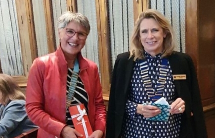 Hanna Lienhard, Gouverneur du District 199, et Catherine Tabatabay, Présidente du club de Genève